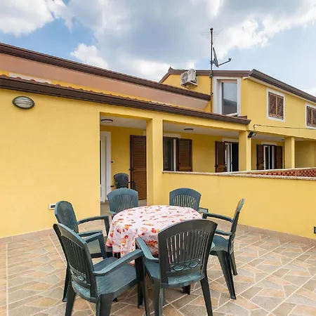 Spacious With A Pool In Rovinjsko *