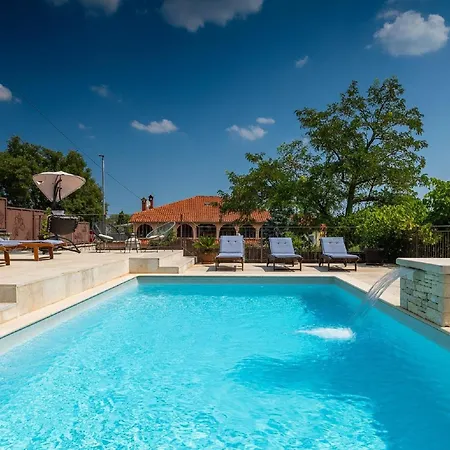 Spacious With A Pool In Rovinjsko * 罗维尼村