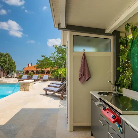 度假居 Spacious With A Pool In Rovinjsko