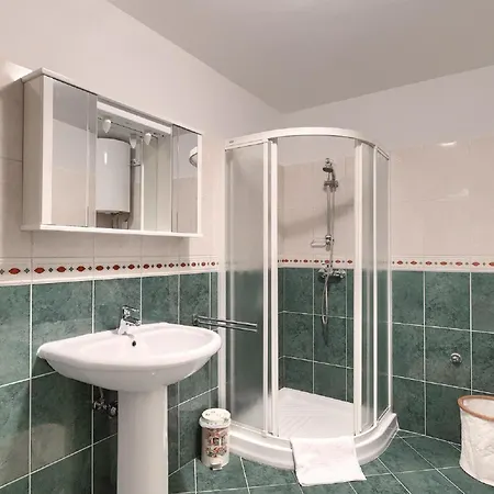 度假居 Spacious With A Pool In Rovinjsko 罗维尼村