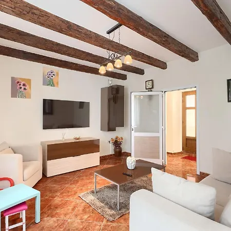 度假居 Spacious With A Pool In Rovinjsko *