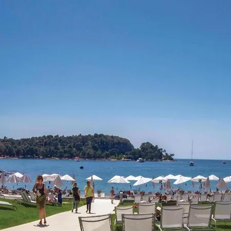 Spacious With A Pool In Rovinjsko *