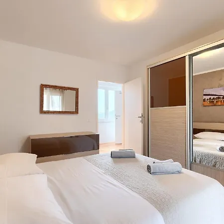 Spacious With A Pool In Rovinjsko