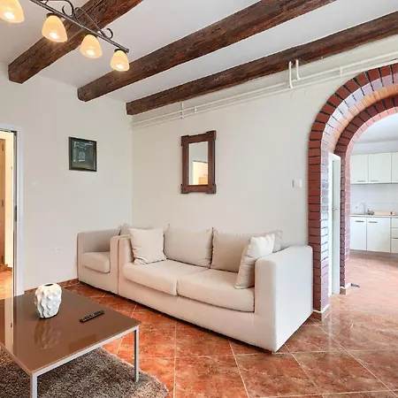 Spacious With A Pool In Rovinjsko بيت للعطل