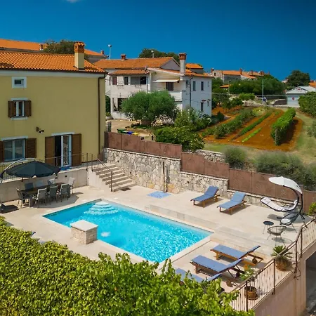 Holiday home Spacious With A Pool In Rovinjsko *