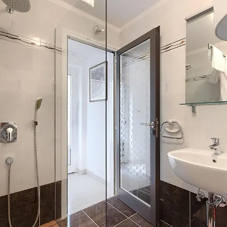 Spacious With A Pool In Rovinjsko