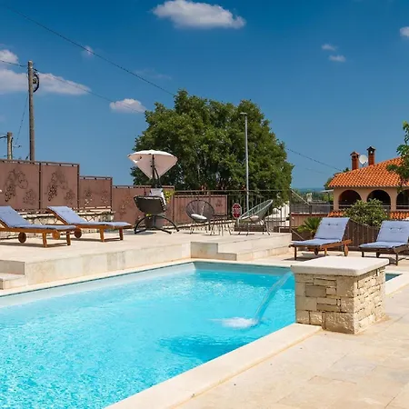 Spacious With A Pool In Rovinjsko بيت للعطل *