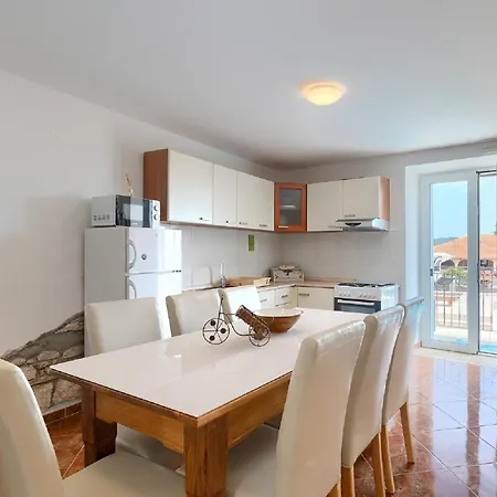 Spacious With A Pool In Rovinjsko *