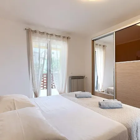 Spacious With A Pool In Rovinjsko Rovinjsko Selo