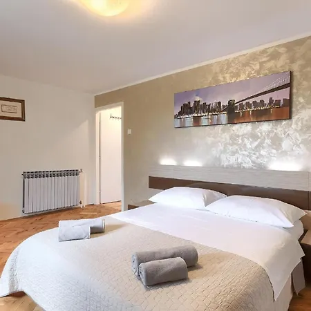 Spacious With A Pool In Rovinjsko