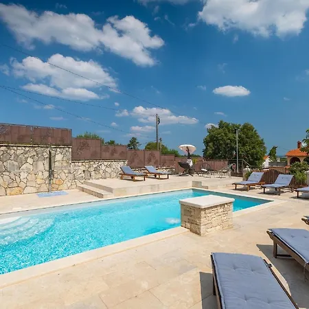 Spacious With A Pool In Rovinjsko *