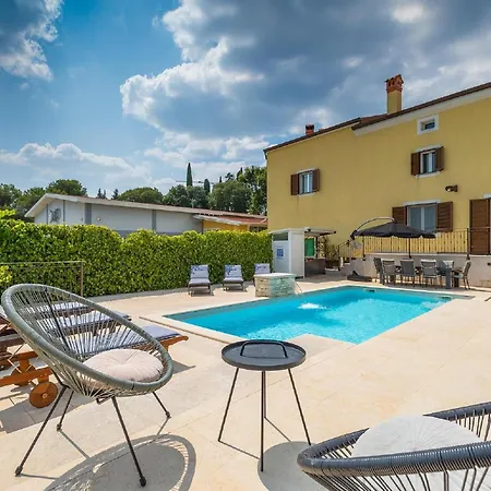 Spacious With A Pool In Rovinjsko