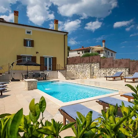 Spacious With A Pool In Rovinjsko Holiday home