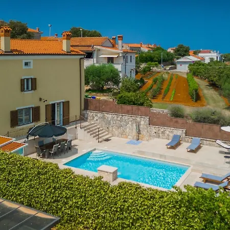 بيت للعطل Spacious With A Pool In Rovinjsko